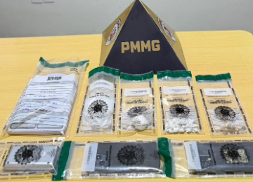 Trio é flagrado com crack e cocaína em distrito de Santa Rita do Itueto (MG), no Vale do Rio Doce -  (crédito: PMMG/Reprodução)