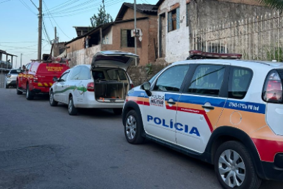 A vítima é um homem de aproximadamente 30 anos. Um dos autores do homicídio ainda não foi encontrado e segue foragido -  (crédito: PMMG/Reprodução)