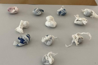 Os militares encontraram buchas de substância semelhante à maconha no bolso da calça e no boné do suspeito -  (crédito: PMMG/Reprodução)