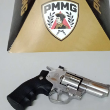 Grande BH: homem com perna engessada assalta farmácia e é preso - PMMG/Reprodução