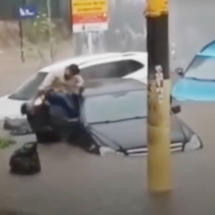 Vídeo mostra motorista ilhado sendo resgatado dentro de Mercedes em BH - Redes Sociais/Reprodução