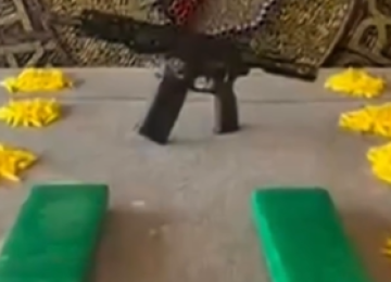 O restante da droga foi localizado dentro de uma sacola escondida sob um sofá em um beco próximo -  (crédito: PMMG/Reprodução)