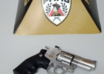 Suspeito assaltou a farmácia com um revólver calibre .38, de cor prata, mas sem munição -  (crédito: PMMG/Reprodução)