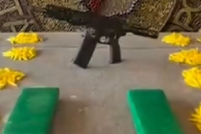 O restante da droga foi localizado dentro de uma sacola escondida sob um sofá em um beco próximo -  (crédito: PMMG/Reprodução)