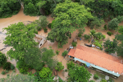 Seis pessoas s&atilde;o resgatadas por conta de cheia do rio Paracatu -  (crédito: Divulga&ccedil;&atilde;o/CBMMG)