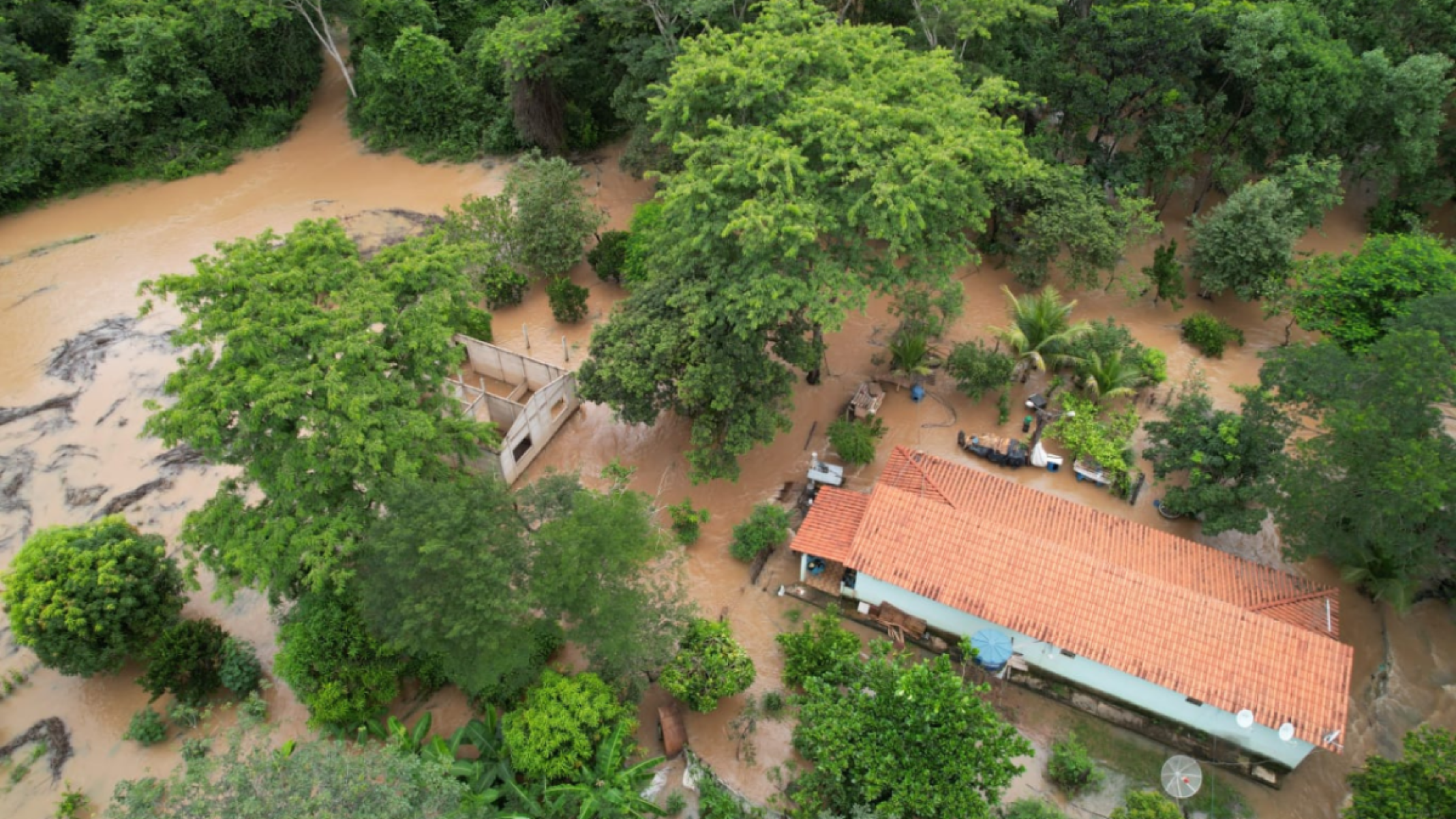 Rio Paracatu transborda e seis pessoas ilhadas são resgatadas por bombeiros - Divulga&ccedil;&atilde;o/CBMMG