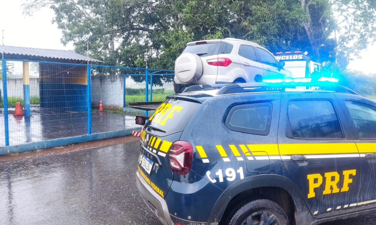 Sem gasolina, três são presos pela PRF com carro roubado -  (crédito: DivulgaÃ§Ã£o/PRF)