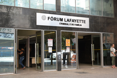 A decisão é da juíza Paula Murça Machado Rocha Moura, da 6ª Vara Criminal da Comarca da Capital  -  (crédito: Cecília Pederzoli/TJMG)