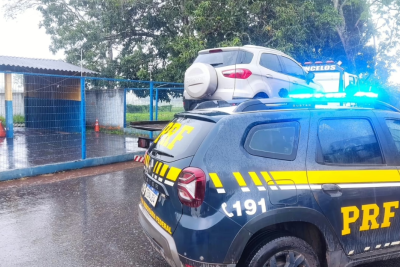Sem gasolina, três são presos pela PRF com carro roubado -  (crédito: DivulgaÃ§Ã£o/PRF)