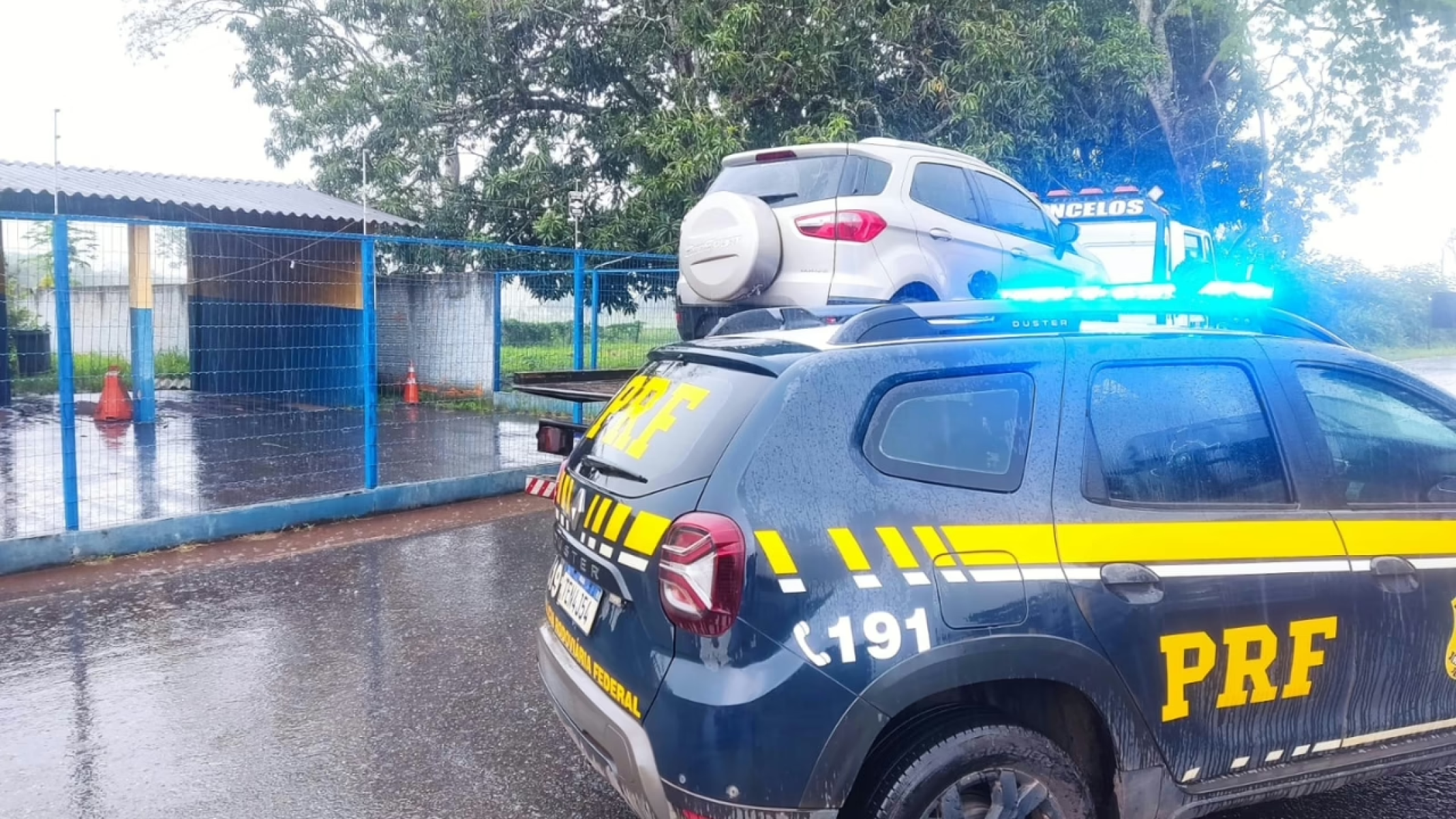 Trio rouba carro, fica sem gasolina na rodovia e é preso pela PRF - DivulgaÃ§Ã£o/PRF