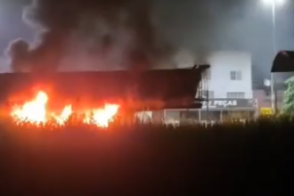 Grande BH: carreta pega fogo na ponte do Rio das Velhas, na BR-381