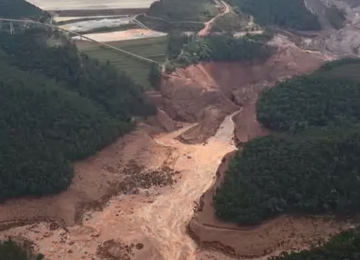 Destroços da Barragem do Fundão, em Mariana. Rompimento atingiu outras barragens do complexo como Santarém e Germano ampliando a tragédia -  (crédito: CBMMG)