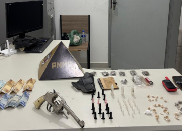 Os policiais encontraram uma arma de fogo calibre .44, municiada com seis cartuchos intactos, além de uma grande quantidade de drogas -  (crédito: PMMG/Reprodução)