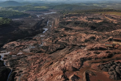 Lama e rejeitos que vazaram da Mina C&oacute;rrego do Feij&atilde;o em Brumadinho deixaram 272 mortos. No total tr&ecirc;s barragens do complexo se romperam -  (crédito: Wikimedia commons)