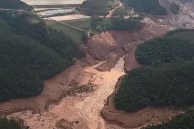 Destroços da Barragem do Fundão, em Mariana. Rompimento atingiu outras barragens do complexo como Santarém e Germano ampliando a tragédia -  (crédito: CBMMG)