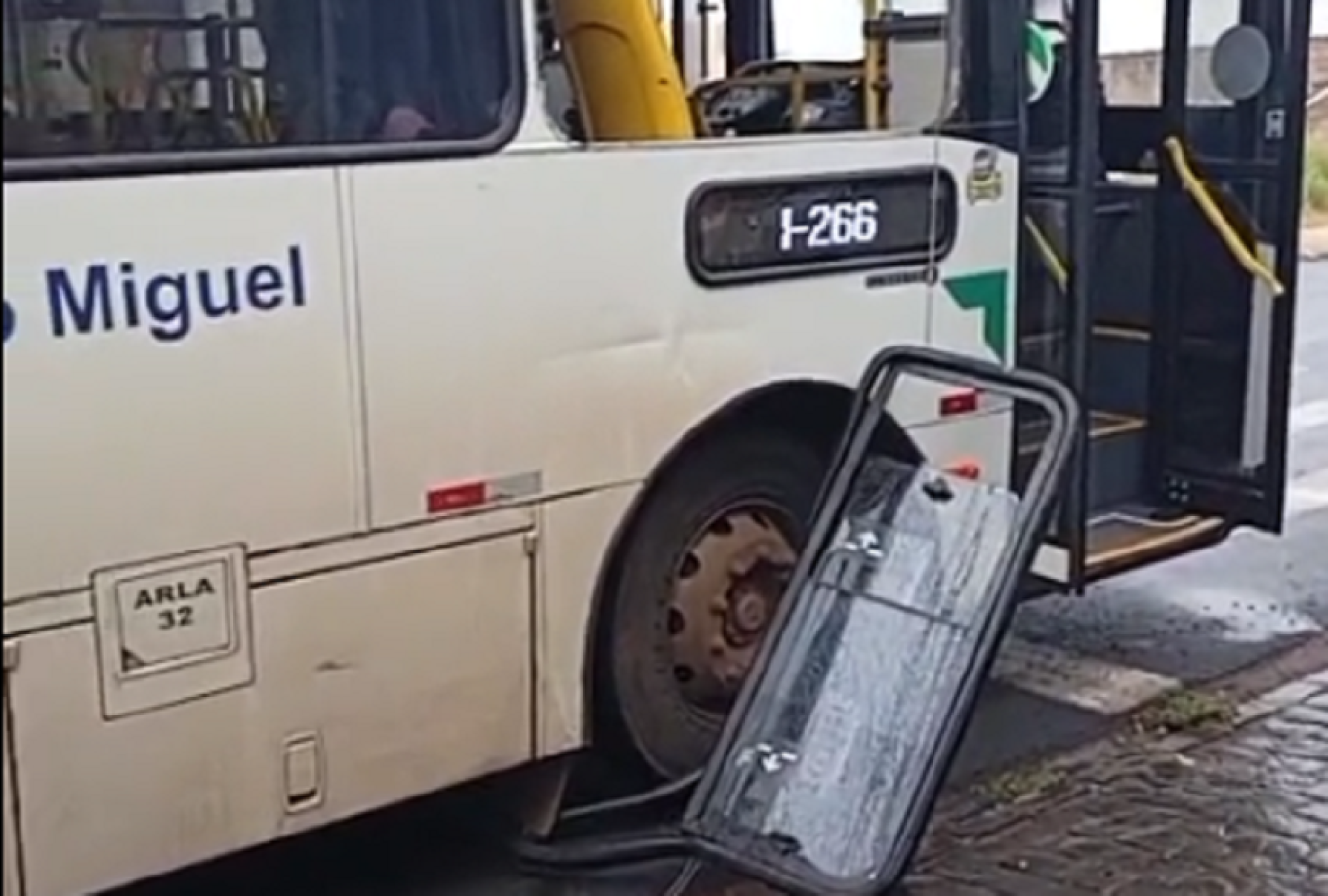 Janela de &ocirc;nibus solta e passageira tem que se segurar em &ocirc;nibus -  (crédito:  Reprodu&ccedil;&atilde;o/redes sociais)