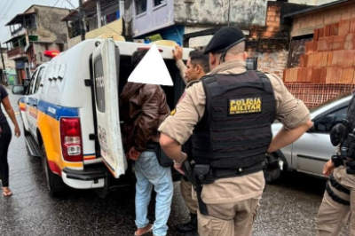 Carro que estava com os suspeitos no Bairro Nazaré, em BH, foi apreendido pela PM -  (crédito: PMMG/Reprodução)
