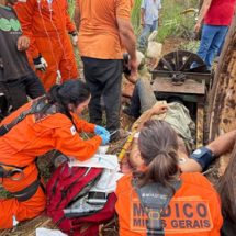 Homem fica com perna presa em máquina agrícola e é resgatado em MG