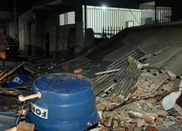 Populares informaram que parte da construção estava apoiada sobre um muro próximo à calçada, o que pode ter contribuído para o colapso -  (crédito: Corpo de Bombeiros/Reprodução)