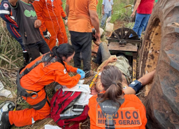 A vítima teve o membro inferior direito preso no equipamento utilizado para corte e trituração de forragens, sofrendo ferimentos graves -  (crédito: Corpo de Bombeiros/Reprodução)