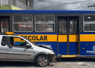 Ônibus escolar perde o freio no bairro Bom Destino em Santa Luzia -  (crédito: Reprodução/Redes Sociais)