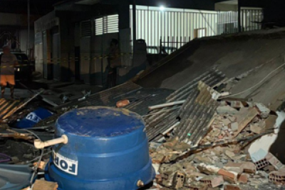 Populares informaram que parte da construção estava apoiada sobre um muro próximo à calçada, o que pode ter contribuído para o colapso -  (crédito: Corpo de Bombeiros/Reprodução)