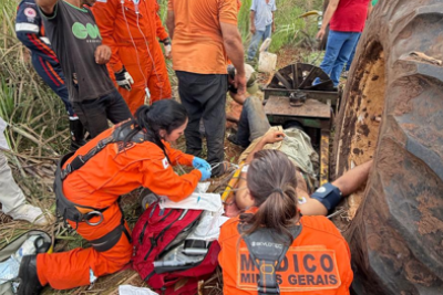 A vítima teve o membro inferior direito preso no equipamento utilizado para corte e trituração de forragens, sofrendo ferimentos graves -  (crédito: Corpo de Bombeiros/Reprodução)
