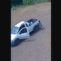 Carro cai de ribanceira após crianças soltarem freio de mão; assista - Reprodução