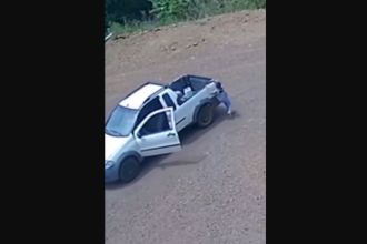 Carro cai de ribanceira após crianças soltarem freio de mão; assista