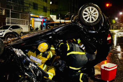 O veículo, um Volkswagen Fox, foi encontrado capotado com a vítima presa no interior -  (crédito: Corpo de Bombeiros/Reprodução)