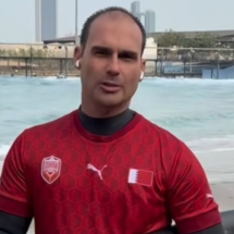 Vídeo de Eduardo Bolsonaro surfando gera críticas nas redes: "Exilado" - Reprodução/Redes sociais