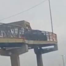 Motorista tenta passar com carro em passarela de pedestres na BR-381  - Reprodução/Redes Sociais