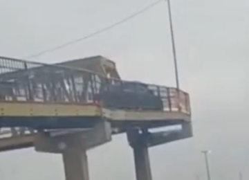 Carro sobe passarela de pedestres em Betim -  (crédito: Reprodução/Redes Sociais)