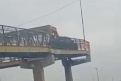 Carro sobe passarela de pedestres em Betim -  (crédito: Reprodução/Redes Sociais)