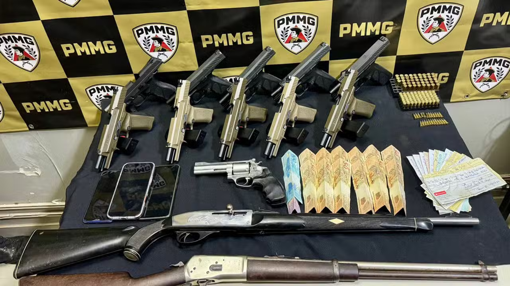 PM apreende armas trazidas de Goiás para Minas Gerais -  (crédito: DivulgaÃ§Ã£o/PMMG)