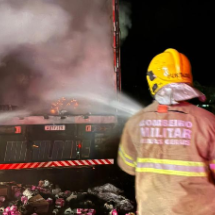 Carreta com papel higiênico e absorventes pega fogo na BR-381, em MG - Corpo de Bombeiros/Reprodução