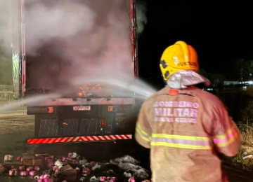 Os bombeiros iniciaram o combate às chamas com uso de água e líquido gerador de espuma durante quatro horas -  (crédito: Corpo de Bombeiros/Reprodução)