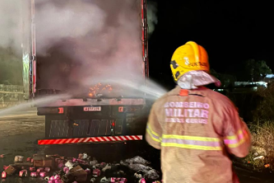 Os bombeiros iniciaram o combate às chamas com uso de água e líquido gerador de espuma durante quatro horas -  (crédito: Corpo de Bombeiros/Reprodução)