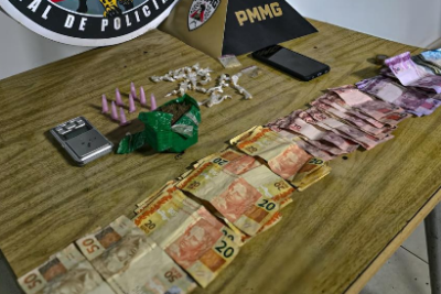 Homem carregava consigo uma bolsa que continha uma considerável quantidade de drogas em BH -  (crédito: PMMG/Reprodução)