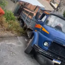 Caminhão carregado com tijolos perde freio e invade casa em Santa Luzia - Reprodução/Redes Sociais