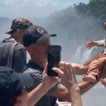 Homem é flagrado erguendo bebê sobre grade nas Cataratas do Iguaçu - Reprodução/X