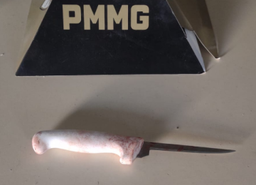 Faca usada pelo suspeito em briga por causa de 'conversa fiada' com nome do agressor -  (crédito: PMMG/Reprodução)