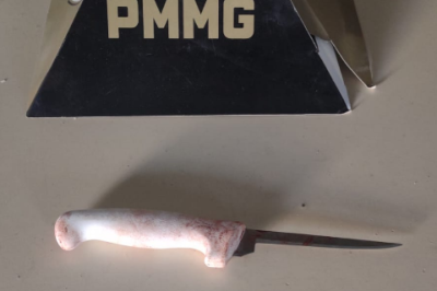 Faca usada pelo suspeito em briga por causa de 'conversa fiada' com nome do agressor -  (crédito: PMMG/Reprodução)