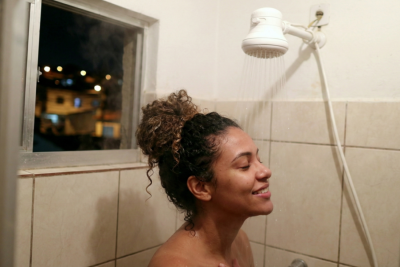 Tomar banho sempre à noite pode revelar muito sobre sua mente e seu jeito de viver, segundo a psicologia -  (crédito: Tupi)