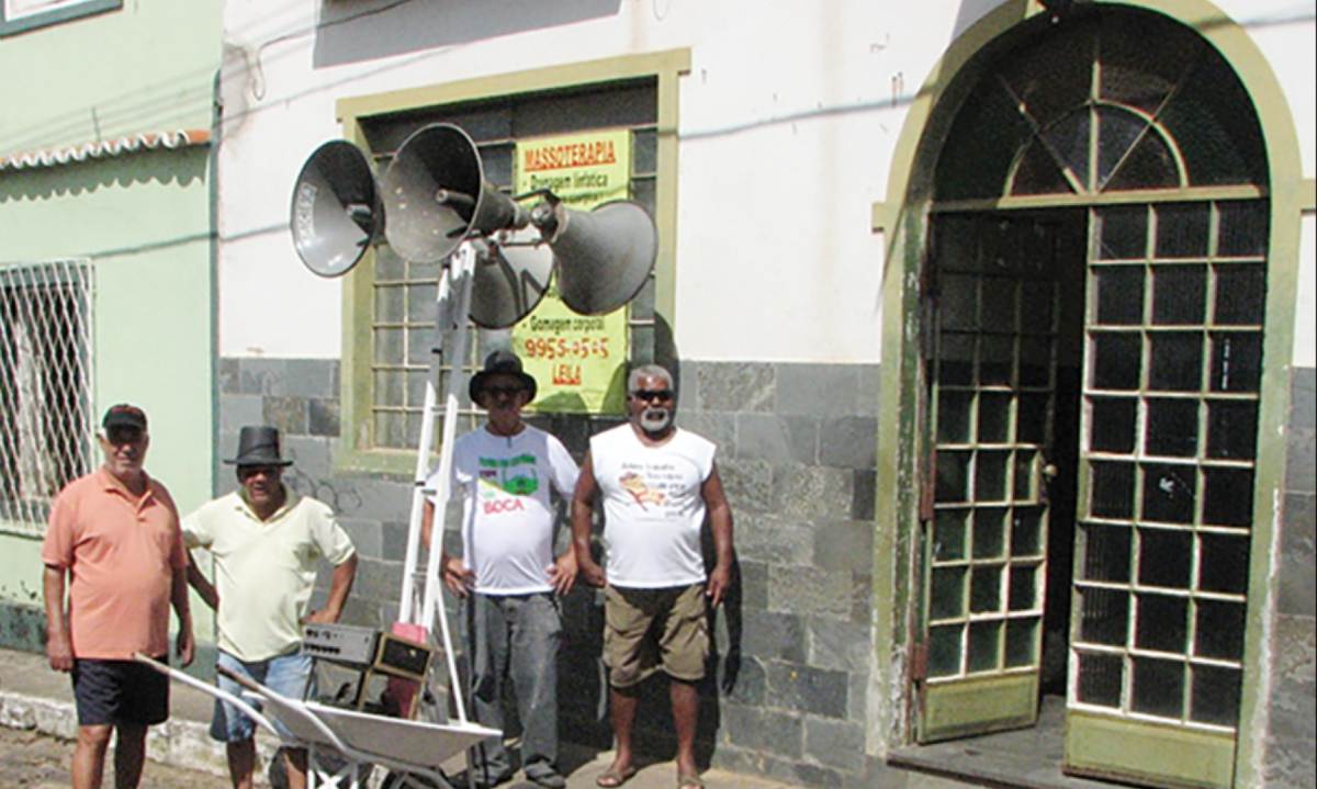 Em 1989, quando carros de som foram proibidos na cidade, integrantes improvisaram um com as pr&oacute;prias m&atilde;os: conseguiram um carrinho de pedreiro com rodas extras, montaram uma torre com alto-falantes, bateria e equipamento de som.