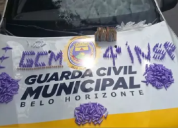 O suspeito tentou fugir, mas foi alcançado e contido no Beco Dama da Noite com as drogas -  (crédito: GCMBH/Reprodução)