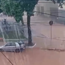 Vídeo: chuva forte alaga ruas de bairro em BH - Redes Sociais/Reprodução