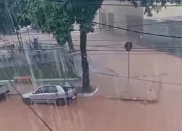 Vídeos que circulam nas redes sociais mostram vias completamente tomadas pela água -  (crédito: Redes Sociais/Reprodução)