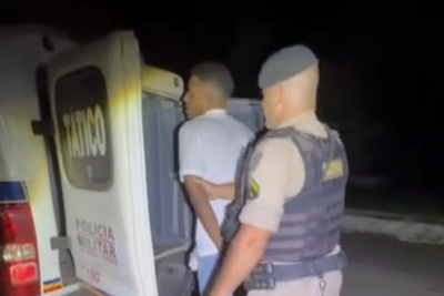 Foragido, conhecido como Angola, tem passagens por invasão a domicílios, tráfico de drogas, porte ilegal de arma de fogo, alteração de veículo automotor e receptação -  (crédito: PMMG / Divulgação)