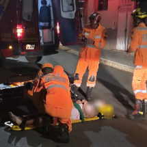 Mulher perde controle da moto, cai e perde três dentes - Corpo de Bombeiros/Reprodução